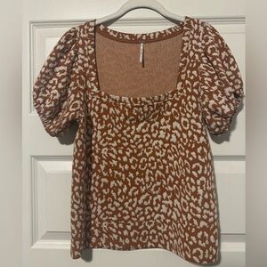 Free People No Type Top Womens Large Brown Leopard Print Stretch Puff Sleeve Tee